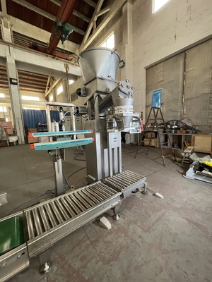 Machine d'emballage en poudre de 25 kg pour le remplissage de produits chimiques et alimentaires dans des emballages en sachet debout