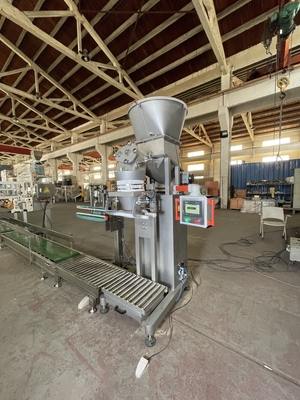 Machine d'emballage en poudre de 25 kg pour le remplissage de produits chimiques et alimentaires dans des emballages en sachet debout